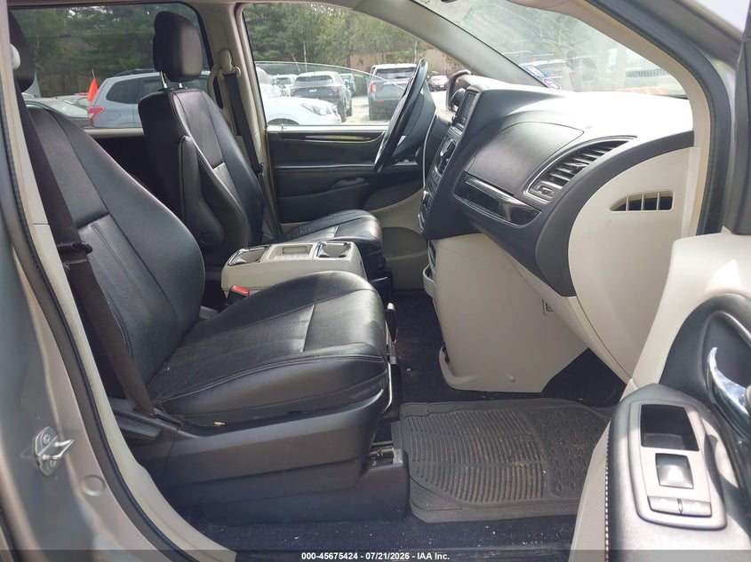 2016 CHRYSLER TOWN & COUNTRY auction photo 5