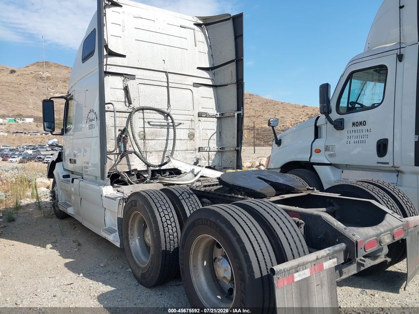 2015 VOLVO VN auction photo 3