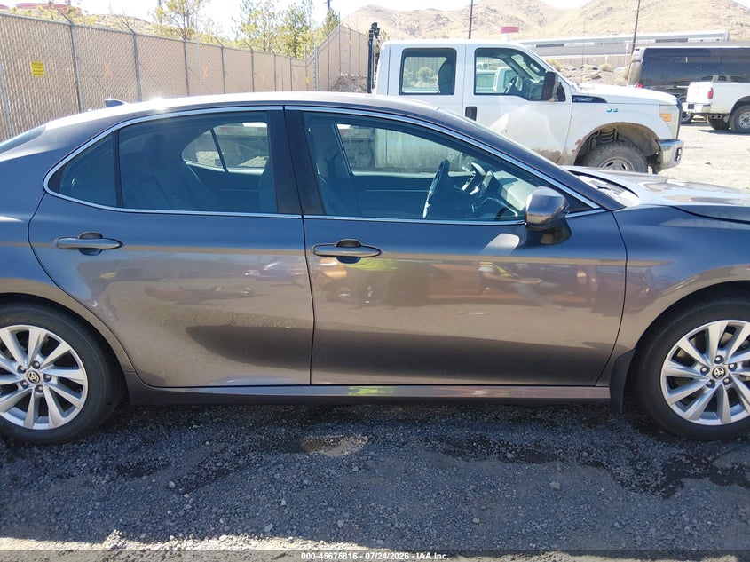 TOYOTA CAMRY - zdjęcie 13