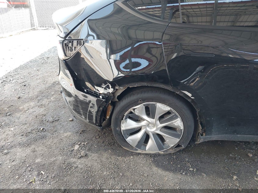 2021 Tesla Model Y Long Range Dual Motor All-Wheel Drive VIN: 5YJYGAEE0MF112605 Lot: 45676100