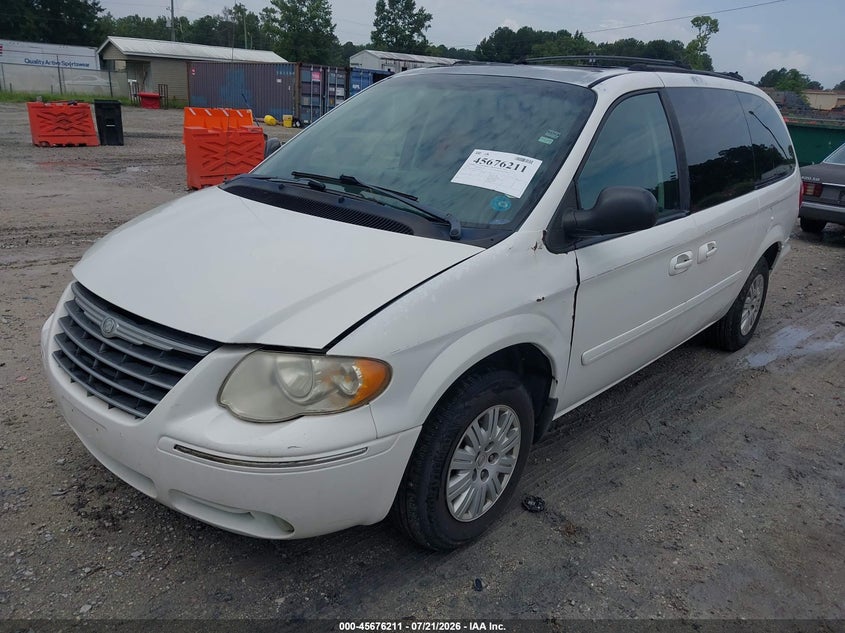 2005 CHRYSLER TOWN & COUNTRY auction photo 2