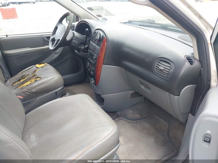 2005 CHRYSLER TOWN & COUNTRY auction photo 5