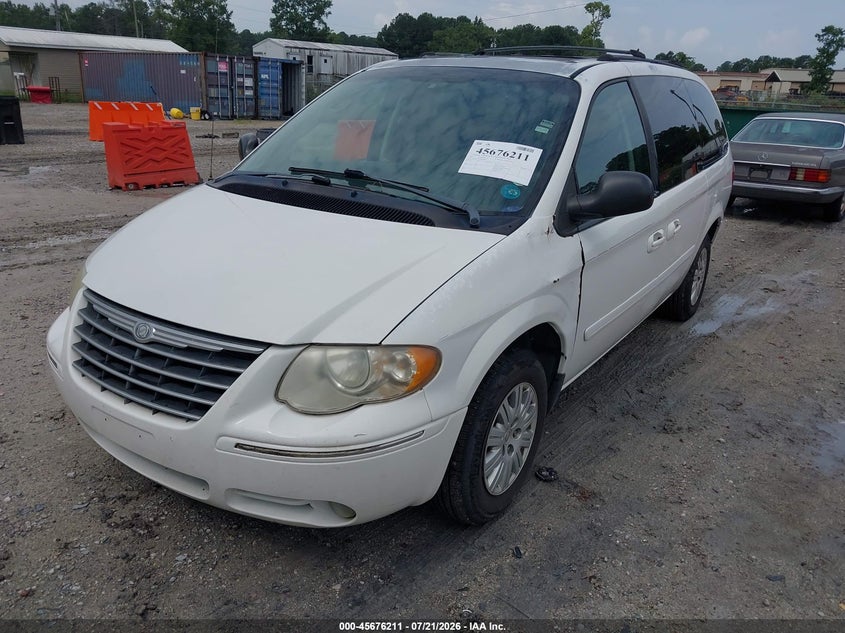 2005 CHRYSLER TOWN & COUNTRY auction photo 6
