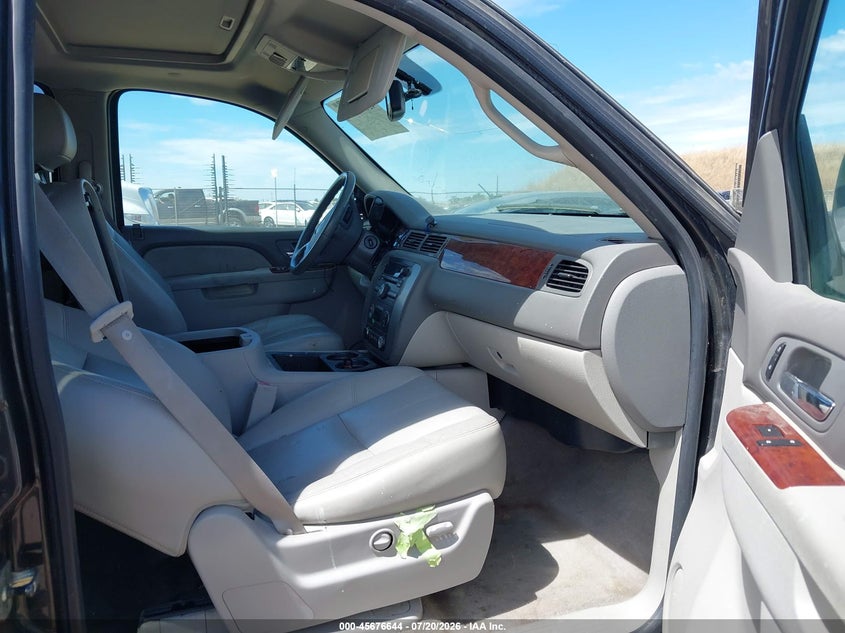 2010 GMC YUKON auction photo 5