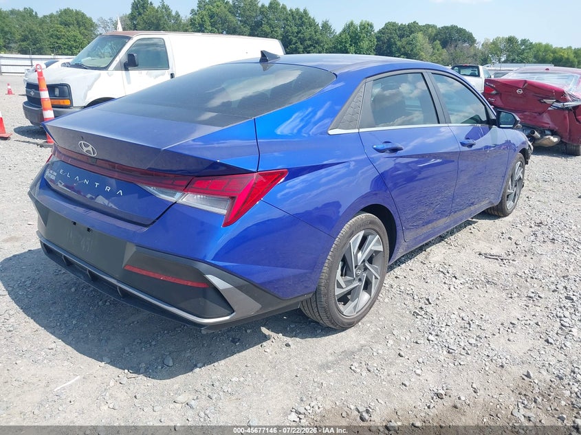 2024 HYUNDAI ELANTRA auction photo 4