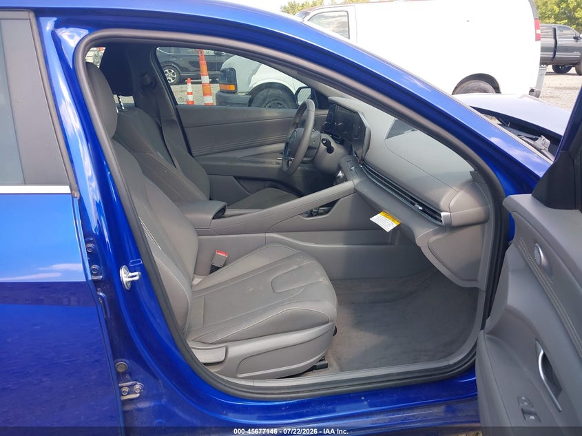 2024 HYUNDAI ELANTRA auction photo 5