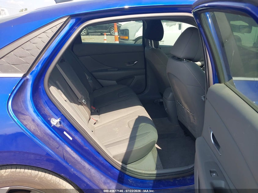 2024 HYUNDAI ELANTRA auction photo 8