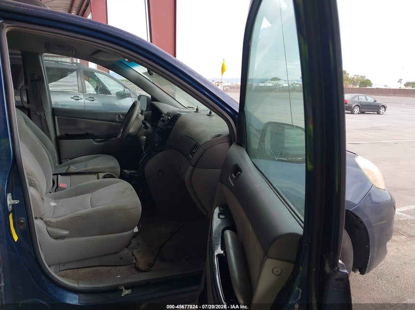 2005 TOYOTA SIENNA auction photo 5