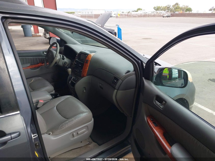 2010 TOYOTA SIENNA auction photo 5