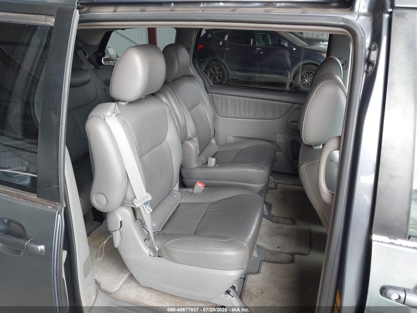 2010 TOYOTA SIENNA auction photo 8