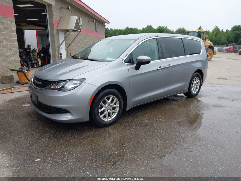 2020 Chrysler Voyager, Normal Wear & Tear, IAAI, VIN 2C4RC1CG0LR216180 — photo 2