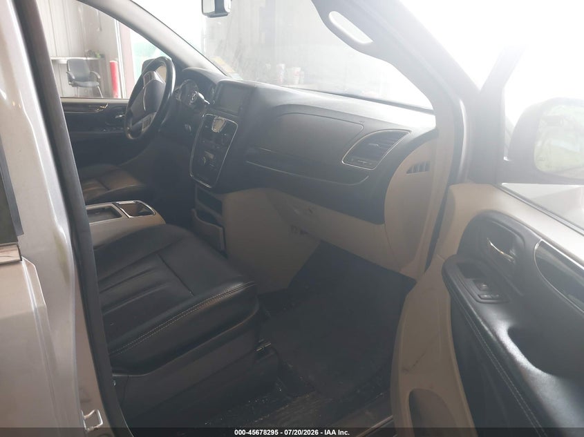2015 CHRYSLER TOWN & COUNTRY auction photo 5