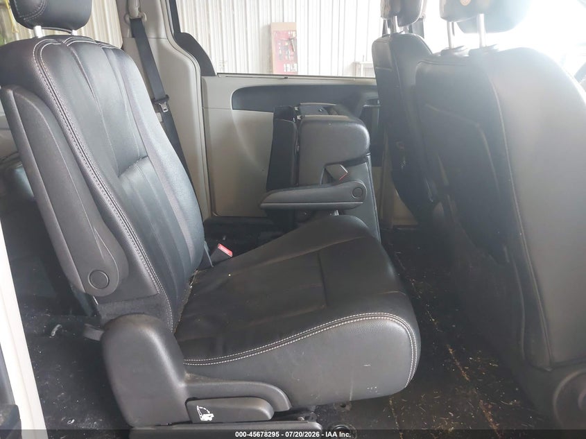 2015 CHRYSLER TOWN & COUNTRY auction photo 8