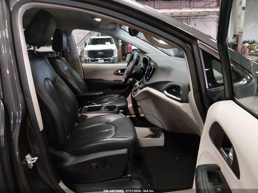 2018 CHRYSLER PACIFICA auction photo 5