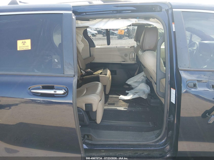 TOYOTA SIENNA - zdjęcie 8
