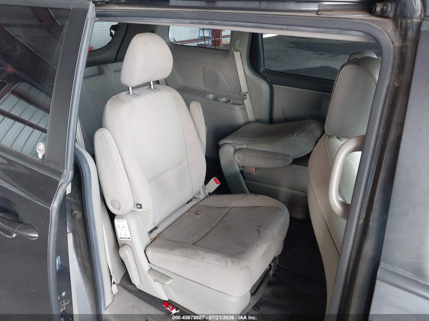 2015 KIA SEDONA auction photo 8