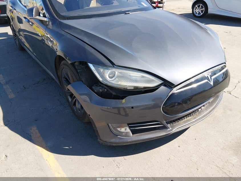 2015 Tesla Model S 85D/P85D VIN: 5YJSA1E44FF103892 Lot: 45679097