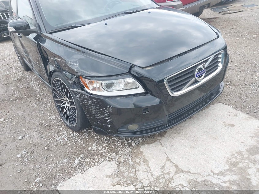 2011 Volvo S40 R-Design/T5 (Retail Only) VIN: YV1672MS4B2536352 Lot: 45679358