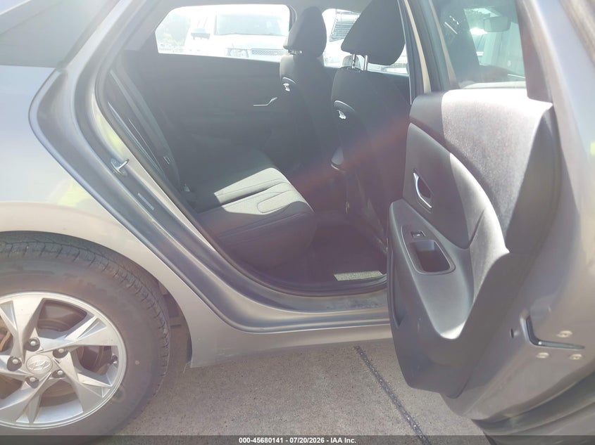 2023 HYUNDAI ELANTRA auction photo 8