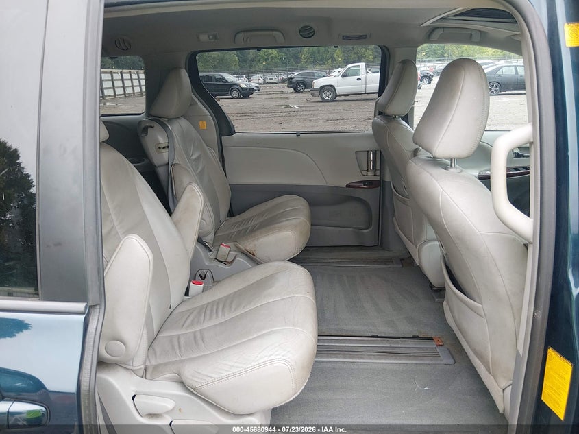 2012 TOYOTA SIENNA auction photo 8