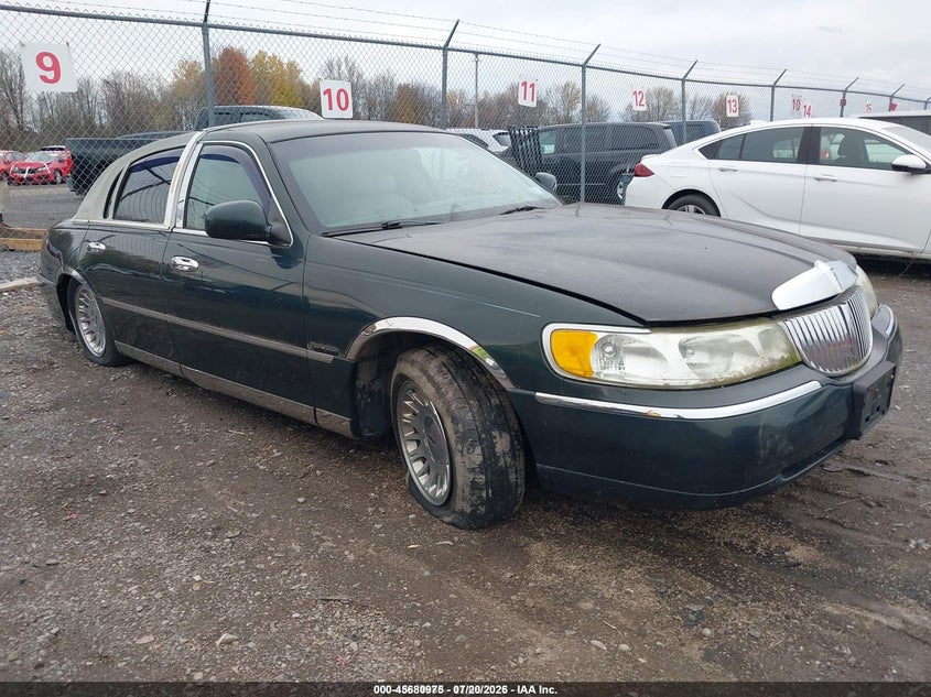 2002 LINCOLN TOWN CAR auction photo 1