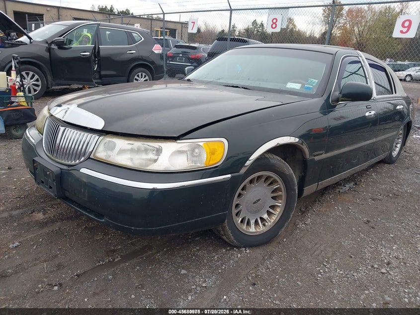2002 LINCOLN TOWN CAR auction photo 2