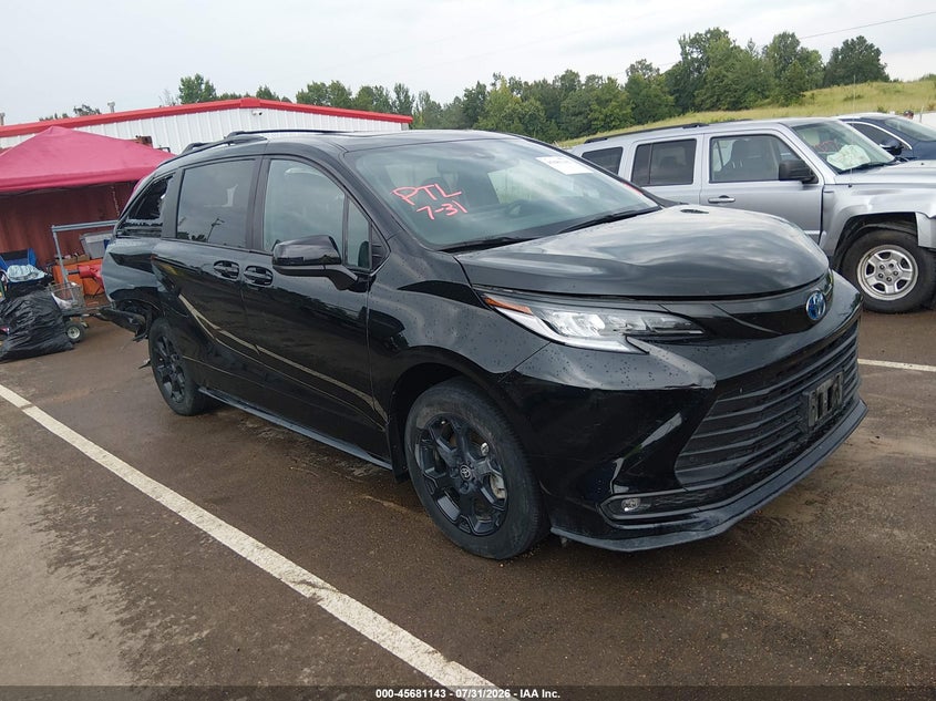 2025 TOYOTA SIENNA auction photo 1
