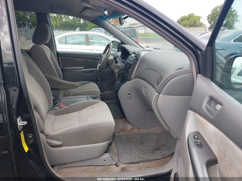 2010 TOYOTA SIENNA auction photo 5