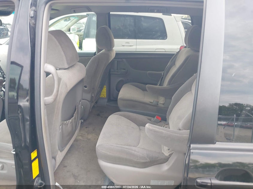 2010 TOYOTA SIENNA auction photo 8