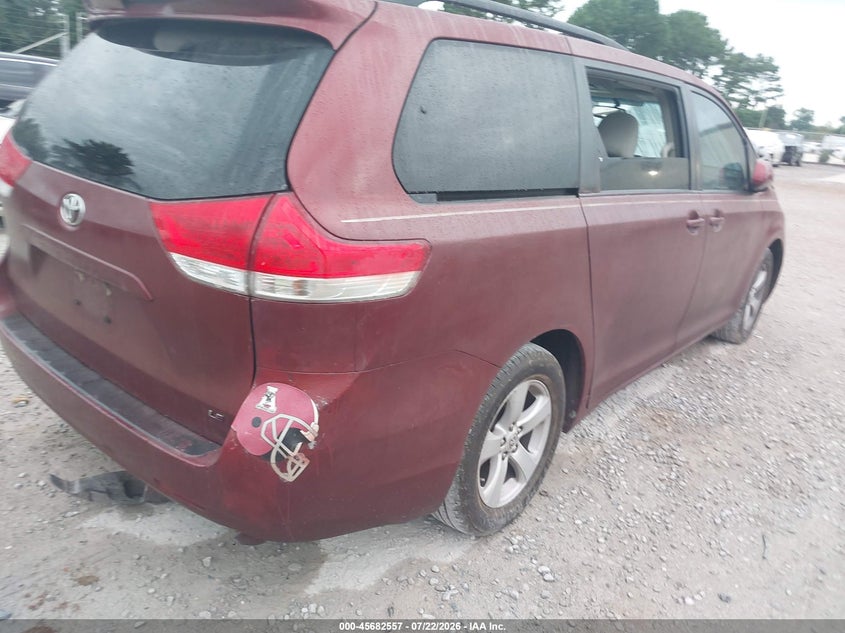 2011 TOYOTA SIENNA auction photo 6