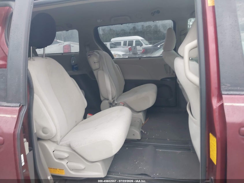 2011 TOYOTA SIENNA auction photo 8