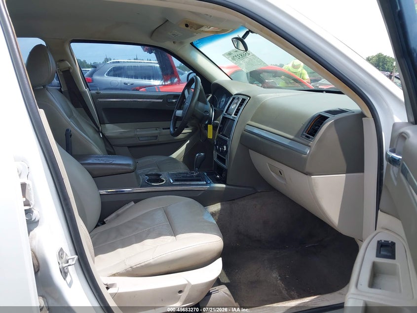 2010 CHRYSLER 300 auction photo 5