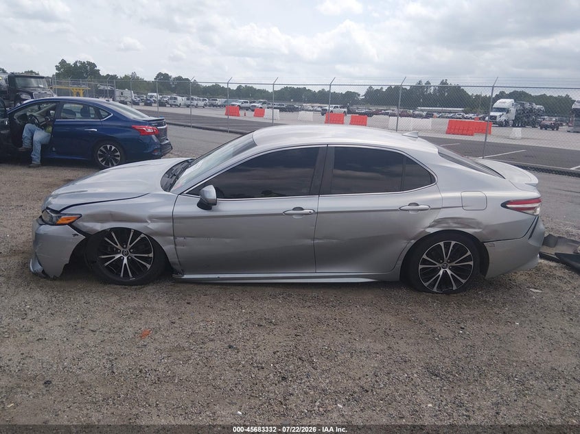 TOYOTA CAMRY - zdjęcie 15