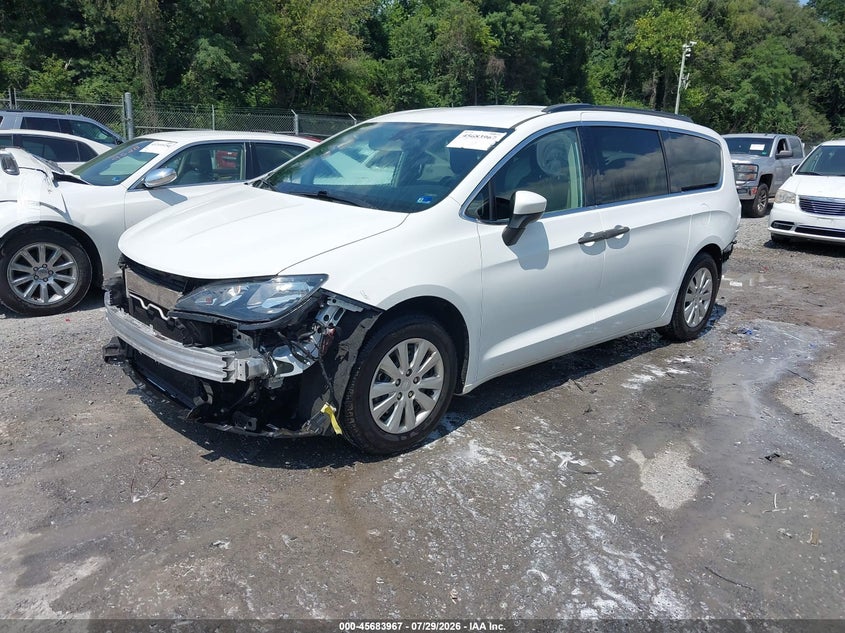 2020 CHRYSLER VOYAGER auction photo 2