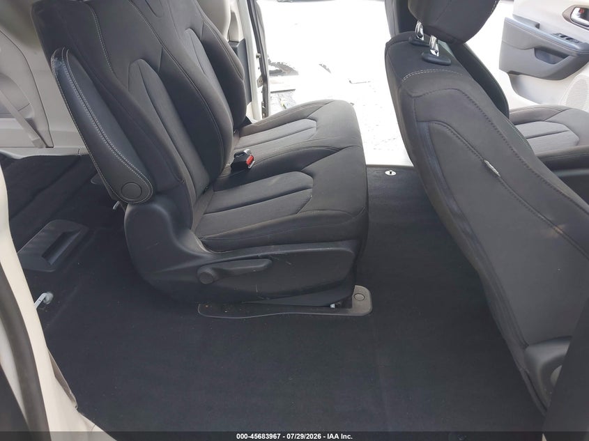 2020 CHRYSLER VOYAGER auction photo 8