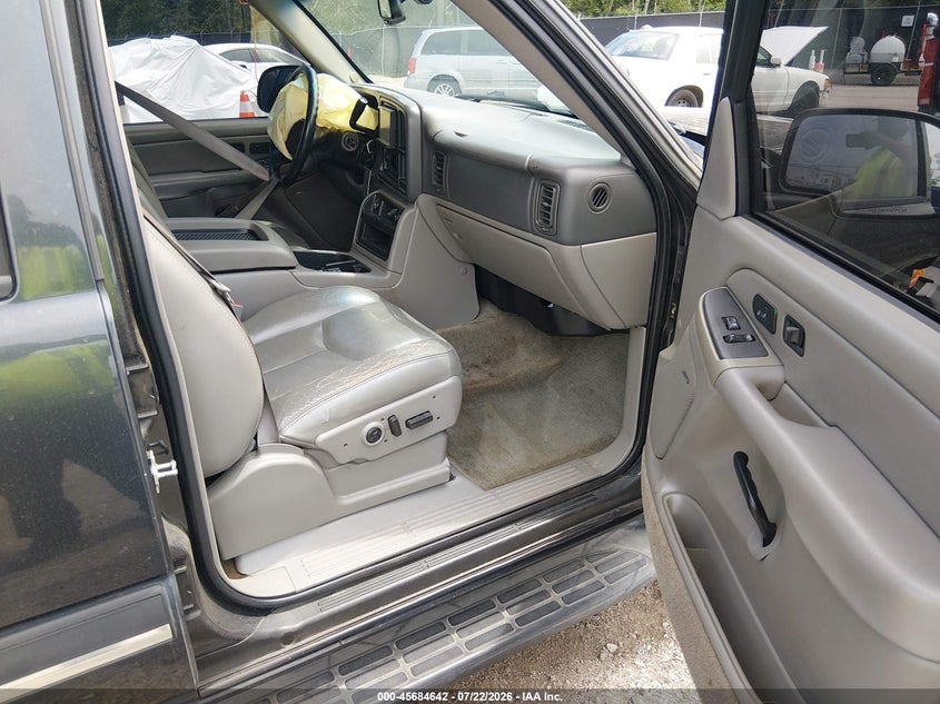 2004 CHEVROLET TAHOE auction photo 5