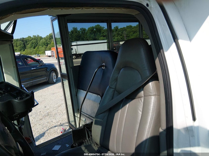 2005 CHEVROLET BUS EXPRESS CUTAWAY auction photo 6