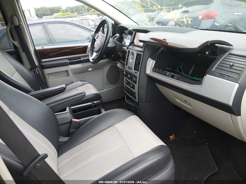 2010 CHRYSLER TOWN & COUNTRY auction photo 5