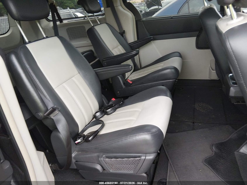 2010 CHRYSLER TOWN & COUNTRY auction photo 8