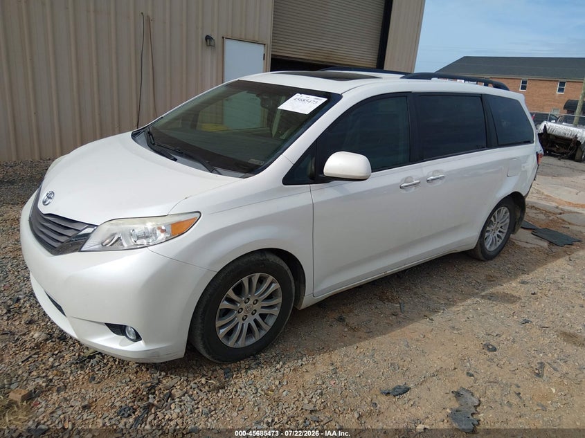 2015 Toyota Sienna, Rear, IAAI, VIN 5TDYK3DCXFS616152 — photo 2