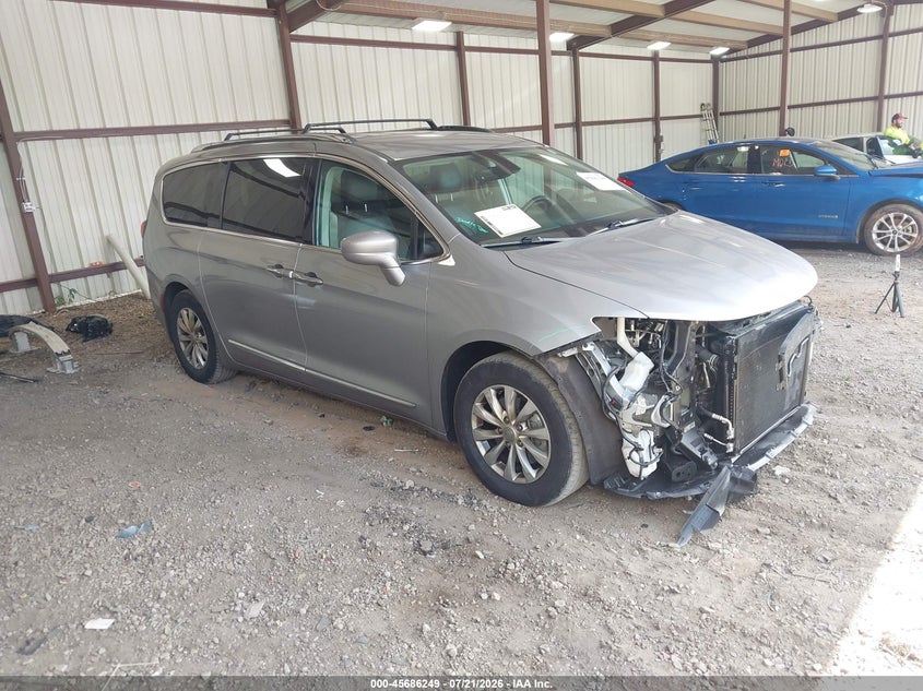 2019 CHRYSLER PACIFICA auction photo 1