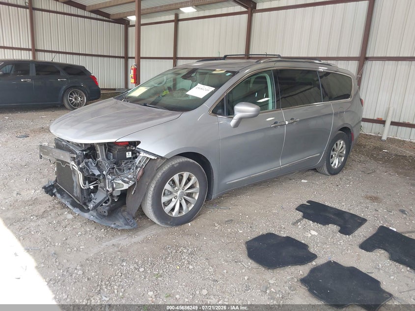2019 CHRYSLER PACIFICA auction photo 2