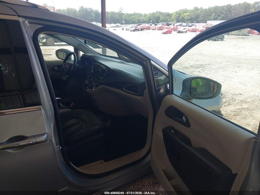 2019 CHRYSLER PACIFICA auction photo 5