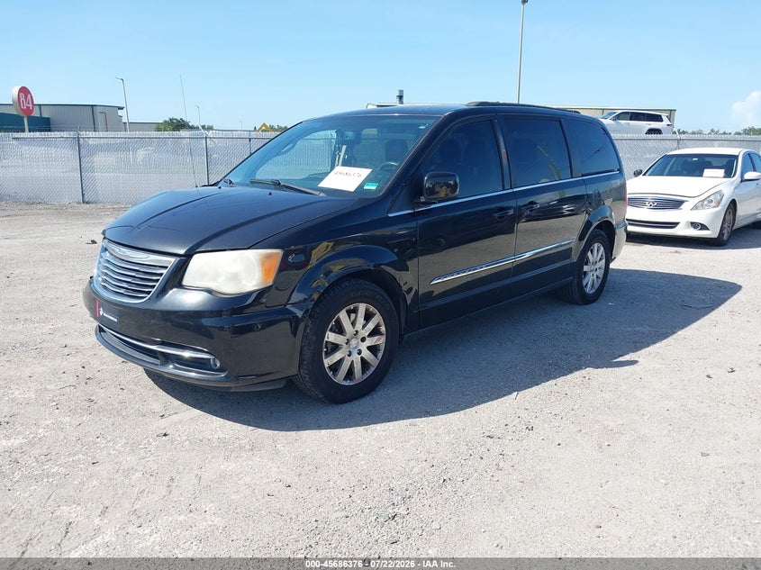 2014 CHRYSLER TOWN & COUNTRY auction photo 2