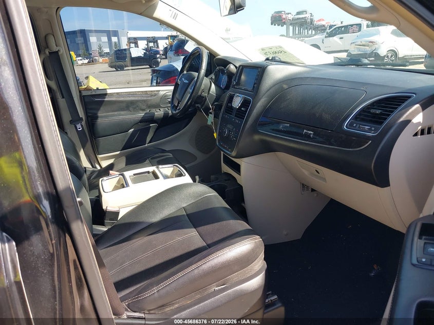 2014 CHRYSLER TOWN & COUNTRY auction photo 5