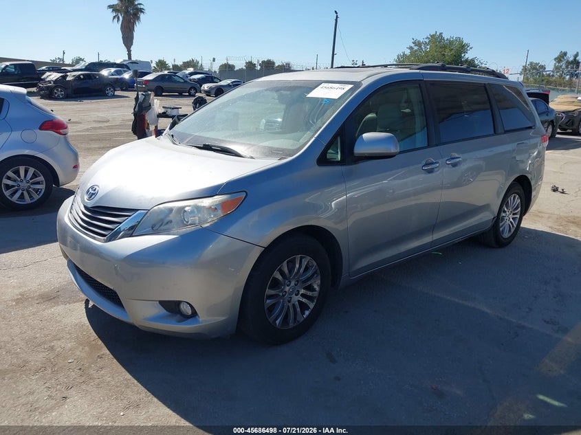 2014 Toyota Sienna, Right Front, IAAI, VIN 5TDYK3DC8ES482319 — photo 2