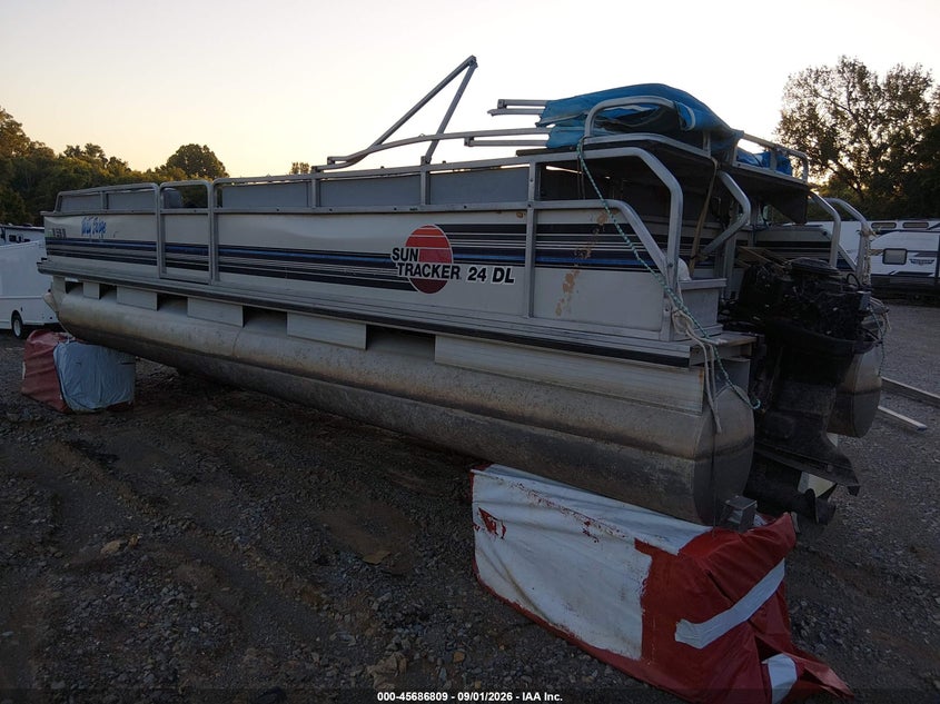 1992 SUNTRACKER PONTOON auction photo 3
