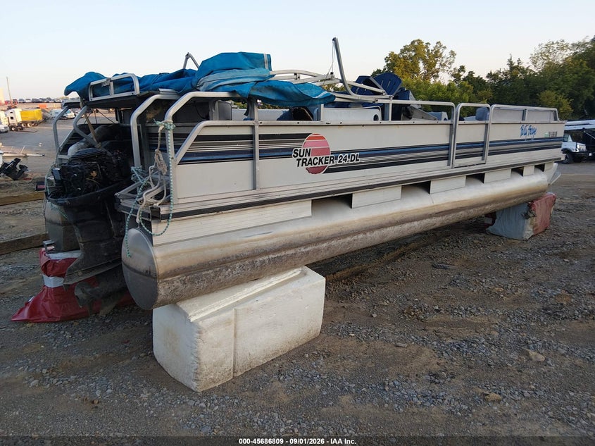 1992 SUNTRACKER PONTOON auction photo 4