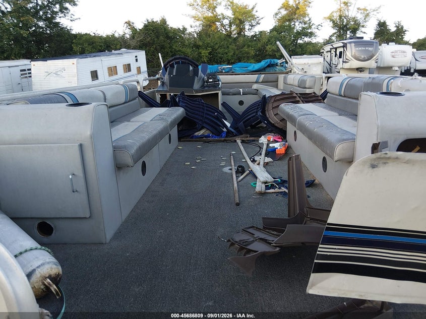 1992 SUNTRACKER PONTOON auction photo 5