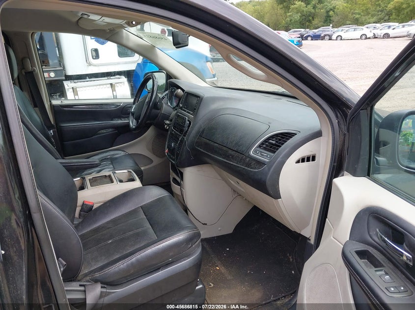 2013 CHRYSLER TOWN & COUNTRY auction photo 5